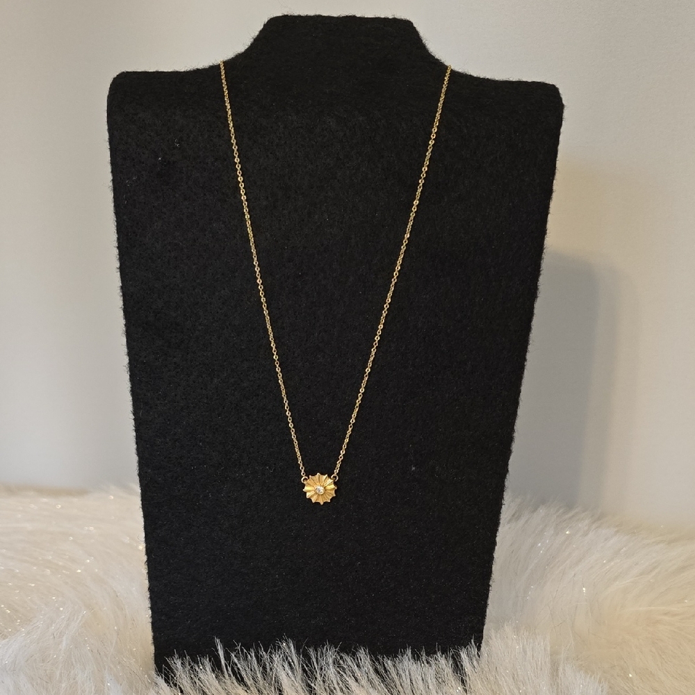 Gold Floral Pendant Necklace
